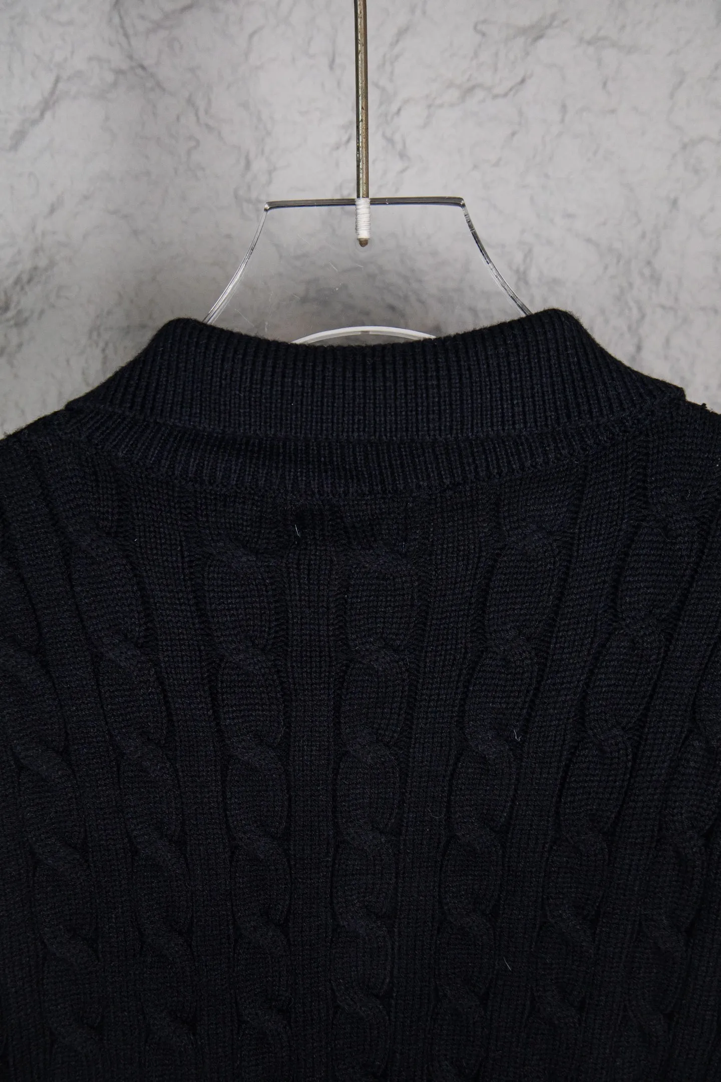 P240 Ralph Lauren 2025ss new twist sweater button cardigan. The fabric is made of imitation cashmere fabric. A full set of customized accessories. The highest version on the market. Color: Navy blue, black, white and gray. Size: S-XL.